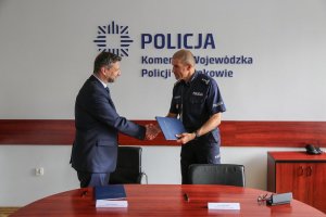 Komendant Wojewódzki Policji w Krakowie i dyrektor krakowskiego IPN w trakcie podpisywania porozumienia