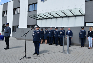 inspektor Rafał Leśniak podczas uroczystości nowo przyjętych policjantów
