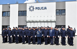 zdjęcie grupowe, inspektor Rafał Leśniak, Wicewojewoda Małopolski Ryszard Pagacz, nowo przyjęci policjanci