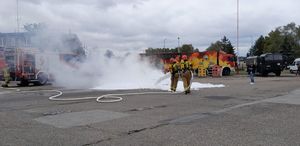Strażacy gaszący pożar pianą