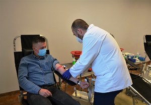 pracownik komendy podczas przygotowania do oddawania krwi, pracownik RCKiK założył mu opaskę uciskową