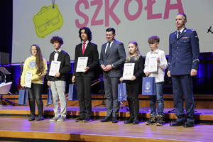 Wyróżnieni uczniowie w konkursie oraz osoby wręczające naczelnik ruchu drogowego oraz Wicemarszałek Województwa Małopolskiego