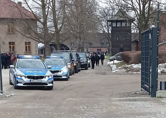 Policjanci podczas zabezpieczenia 78 rocznicy wyzwolenia Auschwitz Birkenau 27.01 pilotarz na terenie Auschwitz