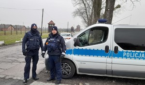 Policjanci podczas zabezpieczenia 78 rocznicy wyzwolenia Auschwitz Birkenau 27.01 policjanci prewencji przy ogrodzeniu Birkenau