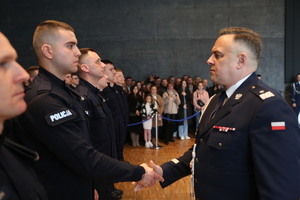 komendant gratuluje nowemu policjantowi