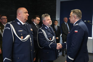 Generał gratuluje komendantowi Morajko
