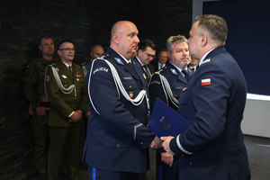 Generał gratuluje komendantowi Drożdżakowi