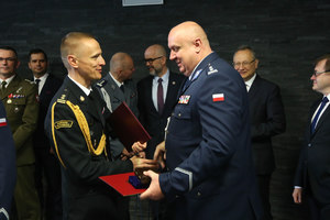Komendant Drożdżak otrzymuje gratulacje