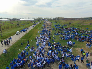 KPP Oświęcim Marsz Żywych 2023 II (uczestnicy marszu na terenie Birkenau