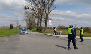 KPP Oświęcim. Marsz Żywych 2023  policjanci na ulicy w tle Birkenau