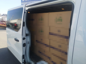 przestrzeń bagażowa boczna pojazdu dostawczego otwarta, w całości wypełniona pudłami kartonowymi z nielegalnymi papierosami