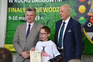 Stijący mężczyźni z wyróżnionym zawodnikiem