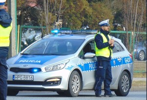 zabezpieczenie 83 rocznica Pierwszego transportu do Auschwitz 14.06.2023  (7) policjant ruchu drogowego przy radiowozie