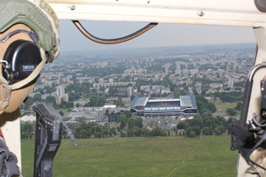 kontrterorysci obseruwja z powietrza rejon stadionu miejsckiego