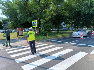 policjant na pasach kieruje ruchem