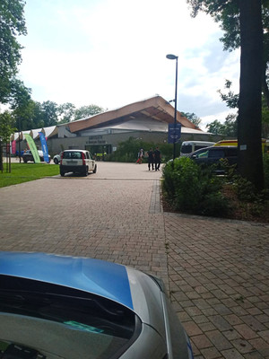 policjanci patrolują teren wokół amfiteatru