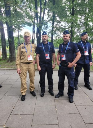 kierownictwo krakowskiej policji na wspólnym zdjęciu z przedstawicielem straży pożarnej