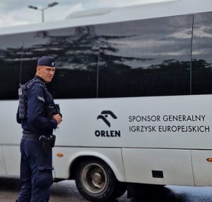 policjant oddziałów prewencji z mundurze