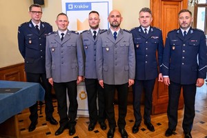 nagrodzeni policjanci na wspólnym zdjęciu z Komendantem Miesjkim Policji w Krakowie wraz z jego zastępcami oraz Komendantem Komisariatu Policji V w KRakowie