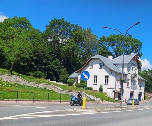 policjant na służbowym motocyklu