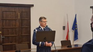 Komendant Wojewódzki Policji we Wrocławiu nadinsp. Dariusz Wesołowski stoi przy mikrofonie i przemawia