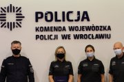 Komendant Wojewódzki Policji we Wrocławiu wraz z nagrodzonymi pracownicami Służby Więziennej i ich przełożonym