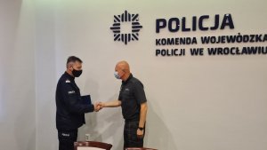 Komendant Wojewódzki Policji we Wrocławiu gratuluje Dyrektorowi Okręgowej Służby Więziennej we Wrocławiu