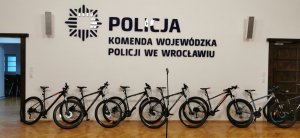 rowery stojące w sali w budynku Komendy Wojewódzkiej Policji we Wrocławiu