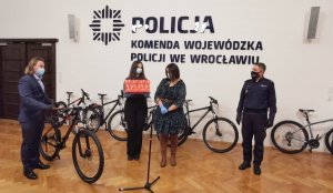 uroczystość przekazanie rowerów dla dzieci sierot zmarłych policjantów. Rowery przekazywał z-ca Komendanta Wojewódzkiego Policji we Wrocławiu wraz z przedstawiecielm grupy kolarskiej KROSS