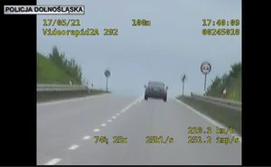 zdjęcie samochodu zarerejestrowanego podczas przekroczenia prędkości którego pomiar zrobił radiowóz policyjny