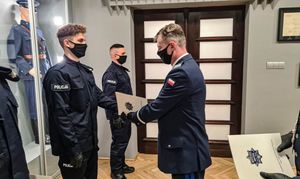 Komendant Wojewódzki Policji we Wrocławiu wręcza akt mianowania