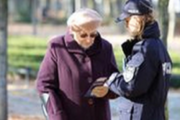 Policjantka rozmawia z seniorką
