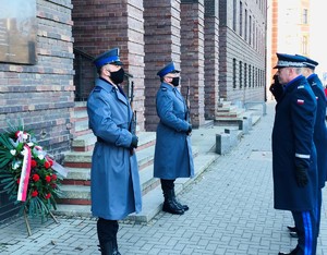 Komendant Wojewódzki Policji we Wrocławiu wraz z Naczelnikiem Wydziału Prezydialnego składają wieniec pod tablicą patrona KWP we Wrocławiu