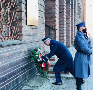 Komendant Wojewódzki Policji we Wrocławiu składa wieniec pod tablicą patrona