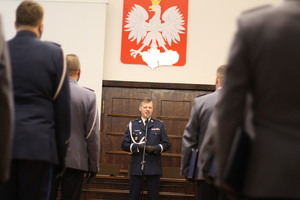 Komendant Wojewódzki Policji we Wrocławiu przemawia podczas uroczystości