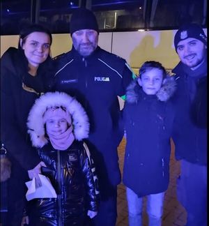 Policjanci wraz z ukraińską rodziną