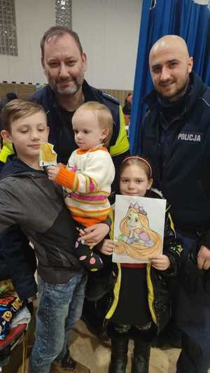 Policjanci wraz z ukraińską rodziną