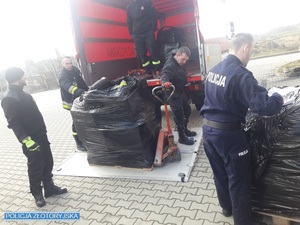 policjanci ze strażakami pakują sprzęt