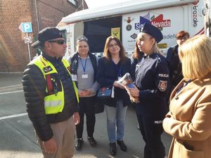 policjantka stoi z grupą osób z Hiszpanii
