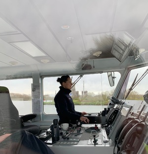 policjantka prowadzi łódź