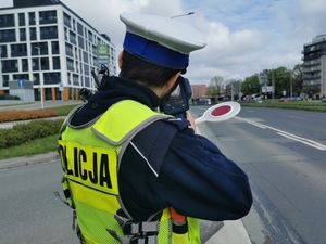 Policjanci ruchu drogowego podczas realizowania czynności na drodze