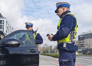 Policjanci ruchu drogowego podczas realizowania czynności na drodze
