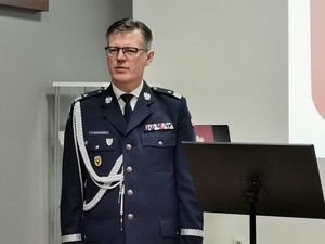 Komendant Wojewódzki Policji we Wrocławiu nadinspektor Dariusz Wesołowski podczas wystąpienia okolicznościowego