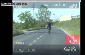 Ujęcie z nagrania z policyjnego wideorejestratora, na którym widać jazdę motocyklisty z nadmierną prędkością