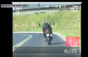 Ujęcie z nagrania z policyjnego wideorejestratora, na którym widać jazdę motocyklisty z nadmierną prędkością