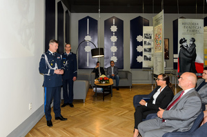 Zdjęcia przedstawiają policjantów oraz uczestników spotkania w gmachu Komendy Wojewódzkiej Policji we Wrocławiu