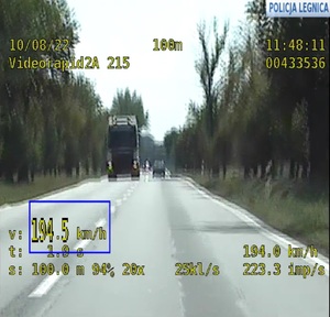 Zdjęcie przedstawia fotos z nagrania z policyjnego wideorejestratora, na którym widać pojazd, który przekracza prędkość, a także zaznaczony jest wynik pomiaru tj. prędkość 194 km/h