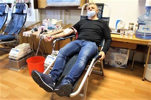 Mężczyzna podczas oddawania krwi