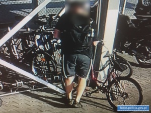 Mężczyzna podczas kradzieży roweru