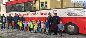 autobus do poboru krwi z dziećmi i policjantami